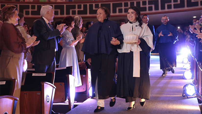 Imagem 1 - Fátima Bezerra destaca conquistas da universidade, amizade com Cecília Maia e encerra instalação do Governo durante a Festa da Liberdade em Mossoró-RN. “Ver a UERN crescer cada vez mais, se fortalecer cada vez mais, é motivo de orgulho não só como governadora, mas como professora que acredita na educação como instrumento de justiça social”, destacou a governadora Fátima Bezerra, em seu discurso na Assembleia Universitária festejando os 57 anos de existência da UERN, neste domingo, 28, no Teatro Municipal Imagem 1 - Fátima Bezerra destaca conquistas da universidade, amizade com Cecília Maia e encerra instalação do Governo durante a Festa da Liberdade em Mossoró-RN. “Ver a UERN crescer cada vez mais, se fortalecer cada vez mais, é motivo de orgulho não só como governadora, mas como professora que acredita na educação como instrumento de justiça social”, destacou a governadora Fátima Bezerra, em seu discurso na Assembleia Universitária festejando os 57 anos de existência da UERN, neste domingo, 28, no Teatro Municipal