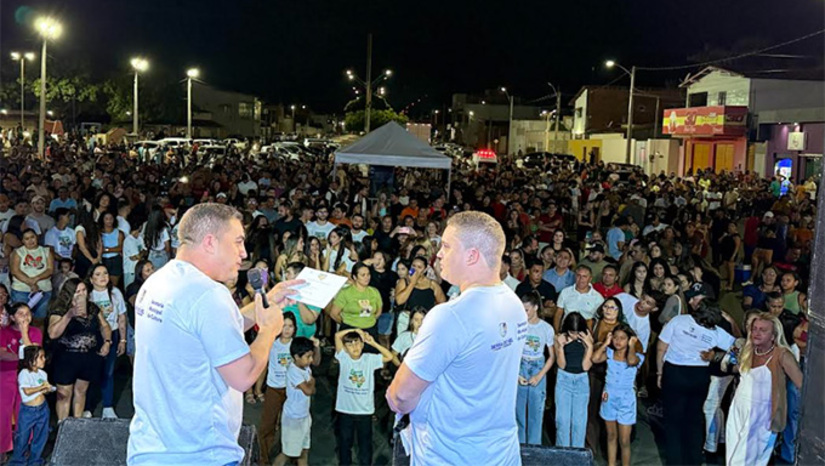 Imagem 1 - Segundo o prefeito Kênio Azevedo, a Festa do Caju é mais que um evento cultural: “a cada ano buscamos fortalecer nossa tradição, valorizar o caju — que é uma das marcas da nossa cidade — e, ao mesmo tempo, gerar oportunidades de negócios, lazer e integração para toda a população e visitantes”. Com essa programação, a expectativa é de que a 43ª Festa do Caju atraia milhares de pessoas, consolidando Serra do Mel como a Capital da Castanha e o Coração da Cultura do Rio Grande do Norte. Imagem 1 - Segundo o prefeito Kênio Azevedo, a Festa do Caju é mais que um evento cultural: “a cada ano buscamos fortalecer nossa tradição, valorizar o caju — que é uma das marcas da nossa cidade — e, ao mesmo tempo, gerar oportunidades de negócios, lazer e integração para toda a população e visitantes”. Com essa programação, a expectativa é de que a 43ª Festa do Caju atraia milhares de pessoas, consolidando Serra do Mel como a Capital da Castanha e o Coração da Cultura do Rio Grande do Norte.