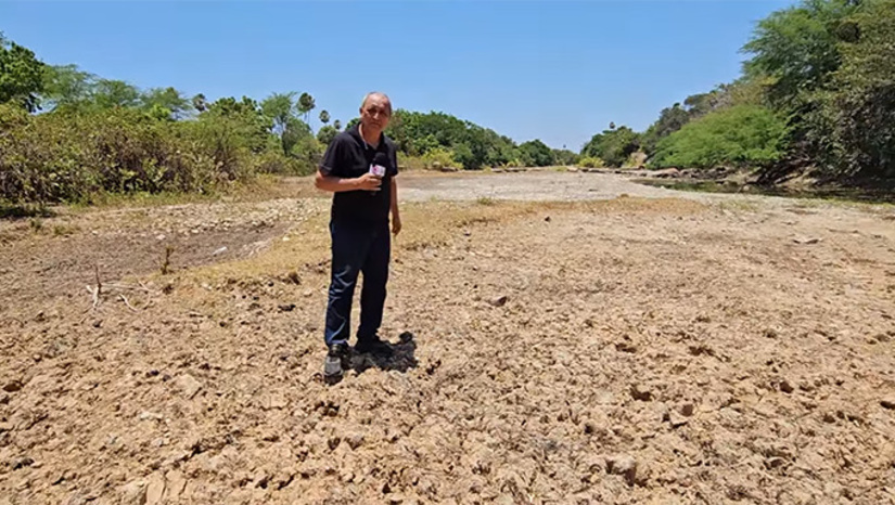 Imagem 1 - Comunidade fica localizada mesmo nos limites dos municípios de Governador Dix-Sept Rosado e Mossoró. Dezenas de produtores que estão abaixo da Barragem de Lagoa de Pau já estão sem água e quem trabalha acima, estão preocupados com a velocidade que a barragem está perdendo voluma nos últimos 15 dias. Os produtores pedem aumento da vazão das comportas de Santa Cruz e emergencialmente ajuda das Prefeituras de Mossoró e Governador Dix Sept Rosado. Imagem 1 - Comunidade fica localizada mesmo nos limites dos municípios de Governador Dix-Sept Rosado e Mossoró. Dezenas de produtores que estão abaixo da Barragem de Lagoa de Pau já estão sem água e quem trabalha acima, estão preocupados com a velocidade que a barragem está perdendo voluma nos últimos 15 dias. Os produtores pedem aumento da vazão das comportas de Santa Cruz e emergencialmente ajuda das Prefeituras de Mossoró e Governador Dix Sept Rosado.