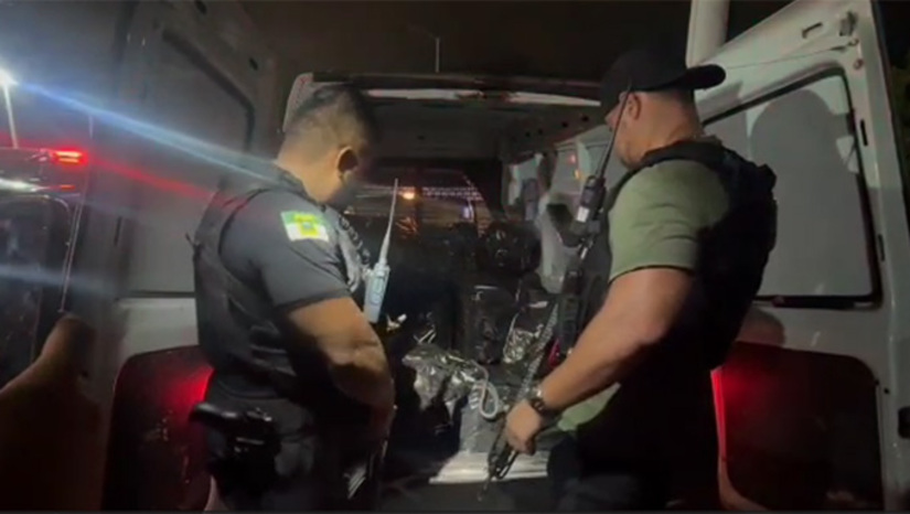 Imagem 1 -  O entorpecente está avaliado em mais de R$ 150 milhões. Três pessoas foram presas durante a operação numa embarcação e em dois carros. A droga, os suspeitos e os veículos apreendidos foram entregues na DNARC, para abertura de inquérito.
