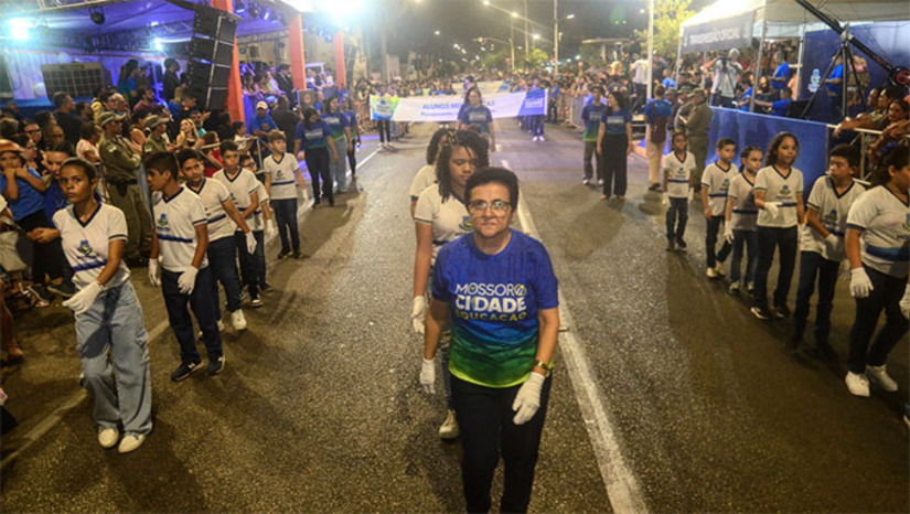 Imagem 1 - A Prefeitura de Mossoró realiza nesta terça-feira (30), às 18h, na avenida Rio Branco, o tradicional Cortejo da Liberdade, que celebra os ideais históricos e libertários da cidade. Com o tema “Raízes da Liberdade”, o evento terá apresentações da Banda Sinfônica Arthur Paraguai, desfiles de escolas, instituições culturais, fanfarras e grupos civis, além da participação de forças militares como Tiro de Guerra, Polícia Militar, Guarda Civil Municipal e SAMU. Imagem 1 - A Prefeitura de Mossoró realiza nesta terça-feira (30), às 18h, na avenida Rio Branco, o tradicional Cortejo da Liberdade, que celebra os ideais históricos e libertários da cidade. Com o tema “Raízes da Liberdade”, o evento terá apresentações da Banda Sinfônica Arthur Paraguai, desfiles de escolas, instituições culturais, fanfarras e grupos civis, além da participação de forças militares como Tiro de Guerra, Polícia Militar, Guarda Civil Municipal e SAMU.