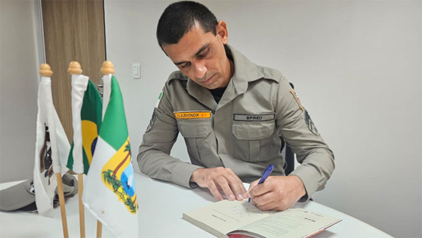 Imagem 1 -  O livro “Flor do Mandacaru – O Amor em meio ao Cangaço”, do 2º sargento da PMRN Claudionor de Oliveira Júnior (o “Teimoso Zen”), está entre os semifinalistas do Prêmio Jabuti de Literatura na categoria autor estreante. A obra, que tem como pano de fundo a história do cangaceiro potiguar Jesuíno Brilhante, também concorre ao Prêmio Candango e ao Prêmio São Paulo de Literatura. Além de escritor, Claudionor tem 24 anos de carreira na Polícia Militar, atua no BPRED como instrutor do PROERD e é voluntário da Cruz Vermelha do RN.