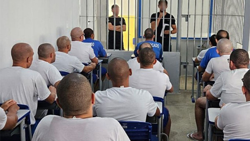 Imagem 1 -  Vinte internos da Cadeia Pública de Caraúbas iniciaram o curso de Mecânica em Refrigeração, promovido pelo SENAI em parceria com a SEAP e o MPT. A formação, com 160 horas/aula, ensina instalação, manutenção e reparo de aparelhos de ar-condicionado, preparando os participantes para o mercado de trabalho e a reinserção social. O programa faz parte da iniciativa Rede Trabalho Decente no Sistema Prisional, que já oferece diversos outros cursos profissionalizantes em unidades prisionais do RN.