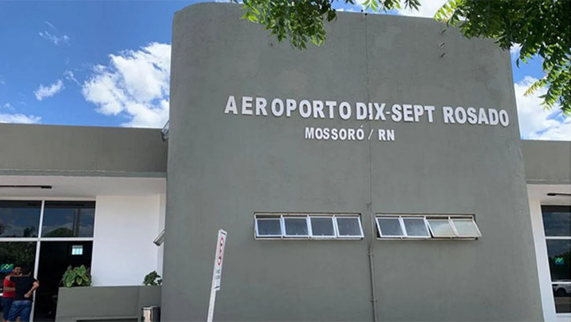 Imagem 1 -  A governadora Fátima Bezerra visita nesta quarta-feira (1º), em Mossoró, as obras de modernização do Aeroporto Dix-Sept Rosado, acompanhada por diretores da Infraero. O terminal já recebeu melhorias em pista e áreas de segurança, e atualmente passa pela construção do novo terminal de passageiros, autorizado em maio pelo Ministério de Portos e Aeroportos, com investimento de mais de R$ 18 milhões. O projeto integra um pacote de cerca de R$ 70 milhões e tem conclusão prevista para 2026