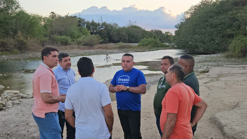 Imagem 1 - Presidente do Comitê de Bacia, Jorge Luiz de Oliveira, fez uma inspeção do volume de água que é liberado atualmente nas comportas da Barragem de Santa Cruz e até ontem ela chega. Segundo eles, quando chega na zona rural de Felipe Guerra se acaba. Ou seja, o território de Governador Dix Sept Rosado e Mossoró estão sem água, sendo a região mais crítica na região de Lagoa de Pau e São João da Varzea, porque não ser possível perfurar poços nesta região. Jorge Luiz disse que aconteceu uma tentativa de abrir as comportas nesta quarta-feira, 01, que foi frustrada. Nesta quinta, dia 2, haverá outra tentativa. Querem dobrar a vazão. Imagem 1 - Presidente do Comitê de Bacia, Jorge Luiz de Oliveira, fez uma inspeção do volume de água que é liberado atualmente nas comportas da Barragem de Santa Cruz e até ontem ela chega. Segundo eles, quando chega na zona rural de Felipe Guerra se acaba. Ou seja, o território de Governador Dix Sept Rosado e Mossoró estão sem água, sendo a região mais crítica na região de Lagoa de Pau e São João da Varzea, porque não ser possível perfurar poços nesta região. Jorge Luiz disse que aconteceu uma tentativa de abrir as comportas nesta quarta-feira, 01, que foi frustrada. Nesta quinta, dia 2, haverá outra tentativa. Querem dobrar a vazão.