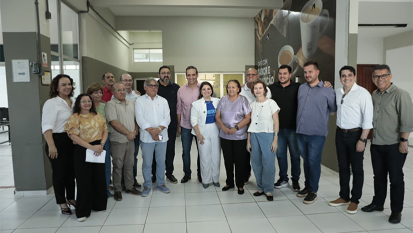 Imagem 1 - O anuncio foi feito pela goverandora Fátima Bezerra em reunião com os presidentes do Potiguar e do Baraúnas. Participaram da reunião a deputada estadual Isolda Dantas e a reitora Cicilia Maia, da UERN. O Secretário da Fazenda, Cadu Xavir, caberá comandar o trabalho para fazer o projeto e montar o orçamento. “Vamos trabalhar para concluir o projeto e destinar os recursos necessários para fazer o estádio. Imagem 1 - O anuncio foi feito pela goverandora Fátima Bezerra em reunião com os presidentes do Potiguar e do Baraúnas. Participaram da reunião a deputada estadual Isolda Dantas e a reitora Cicilia Maia, da UERN. O Secretário da Fazenda, Cadu Xavir, caberá comandar o trabalho para fazer o projeto e montar o orçamento. “Vamos trabalhar para concluir o projeto e destinar os recursos necessários para fazer o estádio.