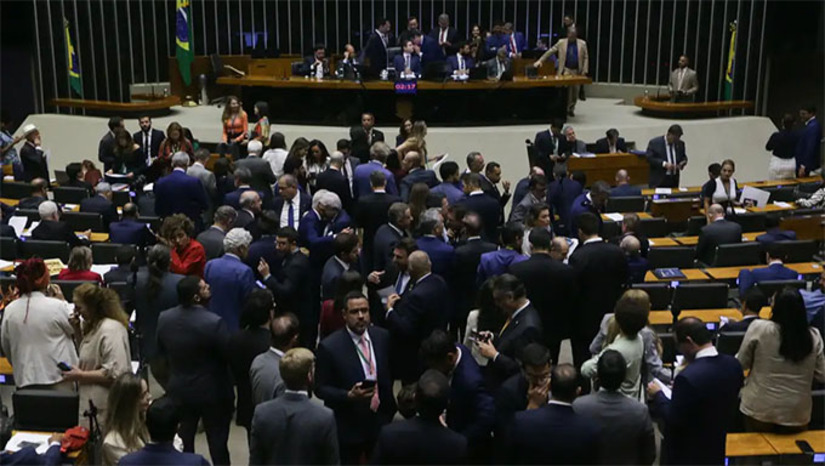 Imagem 1 - Com 493 votos favoráveis e nenhum contrário, o texto-base do projeto de Lei (PL) 1.087/2025, que prevê isenção de Imposto de Renda (IR) para pessoas físicas com renda mensal de até R$ 5 mil e desconto para quem ganha até R$ 7.350 mensais. A proposta, encaminhada pelo governo federal, ainda terá que ser aprovada no Senado, antes da sanção pelo presidente Luiz Inácio Lula da Silva para entrar em vigor. Imagem 1 - Com 493 votos favoráveis e nenhum contrário, o texto-base do projeto de Lei (PL) 1.087/2025, que prevê isenção de Imposto de Renda (IR) para pessoas físicas com renda mensal de até R$ 5 mil e desconto para quem ganha até R$ 7.350 mensais. A proposta, encaminhada pelo governo federal, ainda terá que ser aprovada no Senado, antes da sanção pelo presidente Luiz Inácio Lula da Silva para entrar em vigor.