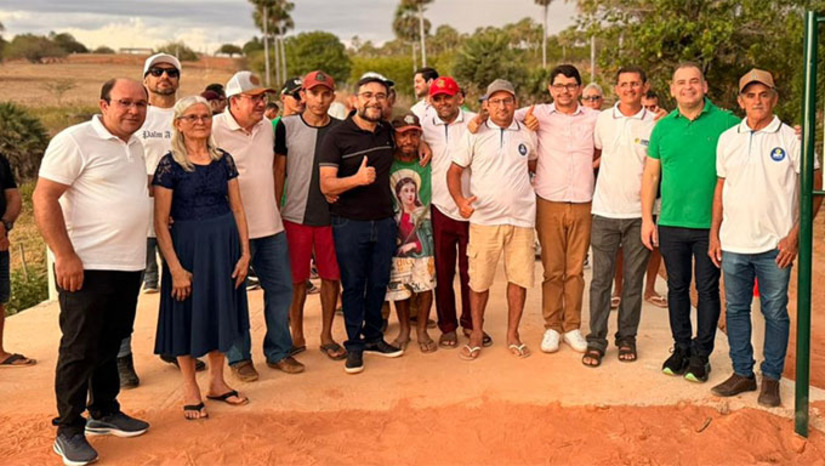 Imagem 1 - A Prefeitura de Apodi inaugurou uma passagem molhada que liga as comunidades de Retiro e Córrego II, no Distrito do Córrego, beneficiando mais de 60 famílias da zona rural. A obra, orçada em quase R$ 90 mil, foi realizada com recursos de emendas impositivas dos vereadores Laete Oliveira e Gilvan Alves. Para o prefeito Sabino, a iniciativa simboliza respeito e dignidade para quem vive no campo, garantindo mais segurança, acesso e desenvolvimento. Imagem 1 - A Prefeitura de Apodi inaugurou uma passagem molhada que liga as comunidades de Retiro e Córrego II, no Distrito do Córrego, beneficiando mais de 60 famílias da zona rural. A obra, orçada em quase R$ 90 mil, foi realizada com recursos de emendas impositivas dos vereadores Laete Oliveira e Gilvan Alves. Para o prefeito Sabino, a iniciativa simboliza respeito e dignidade para quem vive no campo, garantindo mais segurança, acesso e desenvolvimento.
