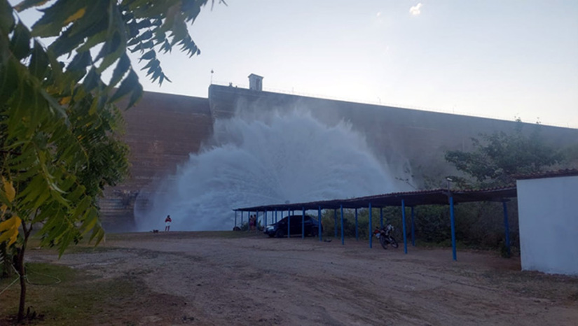 Imagem 1 - Antes, as comportas estavam liberando 1,3 mil litros de água por segundo e agora passou a liberar 2,2 mil litros de água por segundo, trazendo esperança de perenização do rio Apodi Mossoró no trecho entre Felipe Guerra e Mossoró, alcançando, principalmente os pequenos produtores rurais das regiões de São João da Varzea e Lagoa de Paus, em Mossoró, que não tem como perfurar poços e os moradores estão em desespero. Imagem 1 - Antes, as comportas estavam liberando 1,3 mil litros de água por segundo e agora passou a liberar 2,2 mil litros de água por segundo, trazendo esperança de perenização do rio Apodi Mossoró no trecho entre Felipe Guerra e Mossoró, alcançando, principalmente os pequenos produtores rurais das regiões de São João da Varzea e Lagoa de Paus, em Mossoró, que não tem como perfurar poços e os moradores estão em desespero.