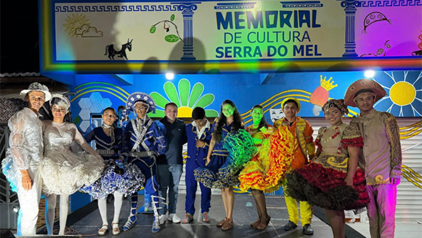 Imagem 1 - O espaço também homenageia nomes que contribuíram para o fortalecimento da arte e das tradições locais, mantendo viva a memória coletiva da população. Durante a inauguração, o prefeito Kênio Azevedo destacou o compromisso da gestão com o fortalecimento das políticas culturais e o resgate da identidade melense: “hoje entregamos muito mais que um prédio. Entregamos um símbolo da nossa história, um espaço de pertencimento e valorização do que somos. A cultura de Serra do Mel é viva e merece ser lembrada e celebrada”. Imagem 1 - O espaço também homenageia nomes que contribuíram para o fortalecimento da arte e das tradições locais, mantendo viva a memória coletiva da população. Durante a inauguração, o prefeito Kênio Azevedo destacou o compromisso da gestão com o fortalecimento das políticas culturais e o resgate da identidade melense: “hoje entregamos muito mais que um prédio. Entregamos um símbolo da nossa história, um espaço de pertencimento e valorização do que somos. A cultura de Serra do Mel é viva e merece ser lembrada e celebrada”.