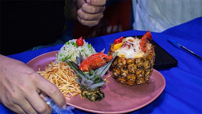 Imagem 1 - O concurso “De Portas Abertas para o Sabor”, acontece dentro do 4º Festival Gastronômico e Cultural de Tibau, a partir das 13h30 no CER. A competição, voltada aos restaurantes inscritos, desafia os chefs a criarem receitas inéditas com frutos do mar e coco. Os pratos serão avaliados por um júri técnico secreto quanto a aparência, aroma, sabor e textura. Os três vencedores serão revelados na abertura do festival, em 10 de outubro, e receberão troféus. Imagem 1 - O concurso “De Portas Abertas para o Sabor”, acontece dentro do 4º Festival Gastronômico e Cultural de Tibau, a partir das 13h30 no CER. A competição, voltada aos restaurantes inscritos, desafia os chefs a criarem receitas inéditas com frutos do mar e coco. Os pratos serão avaliados por um júri técnico secreto quanto a aparência, aroma, sabor e textura. Os três vencedores serão revelados na abertura do festival, em 10 de outubro, e receberão troféus.
