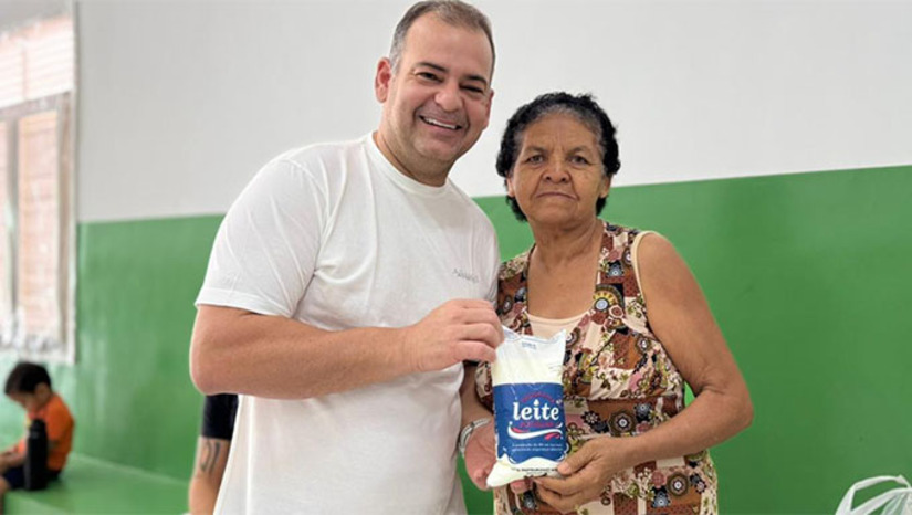 Imagem 1 - O programa do leite em Apodi, é uma parceria com o governo do estado e beneficia diretamente mais de 800 famílias, distribuindo semanalmente mais de 4.300 litros de leite em 4 pontos de distribuição, garantindo maior facilidade de acesso para a população. Imagem 1 - O programa do leite em Apodi, é uma parceria com o governo do estado e beneficia diretamente mais de 800 famílias, distribuindo semanalmente mais de 4.300 litros de leite em 4 pontos de distribuição, garantindo maior facilidade de acesso para a população.
