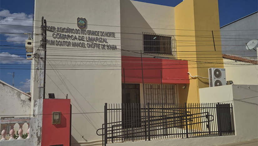 Imagem 1 - Josélio Batista da Silva, de 49 anos, foi denunciado pelo Ministério Público Estadual por arrombar com chutes a porta da casa da ex-mulher Maria do Socorro Ferreira de Oliveira, e mata-la a facadas, no início da madrugada do dia 18 de outubro de 2018, no bairro Alto do Tetéu, em Olho D’água do Borges, devido a uma divergência quanto a propriedade de 650,00 que a vítima queria usar para ir morar no Estado de São Paulo. Imagem 1 - Josélio Batista da Silva, de 49 anos, foi denunciado pelo Ministério Público Estadual por arrombar com chutes a porta da casa da ex-mulher Maria do Socorro Ferreira de Oliveira, e mata-la a facadas, no início da madrugada do dia 18 de outubro de 2018, no bairro Alto do Tetéu, em Olho D’água do Borges, devido a uma divergência quanto a propriedade de 650,00 que a vítima queria usar para ir morar no Estado de São Paulo.