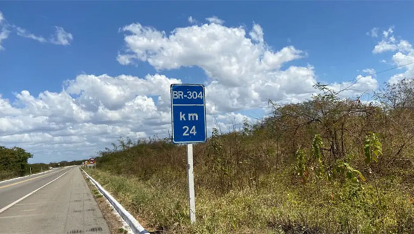 Imagem 1 - A governadora e o DNIT haviam prometido publicar o edital neste dia 10 e terminou fazendo publicidade apenas de um aviso, informando que o edital na íntegra, com o detalhamento para que as empresas participem da concorrência, estará disponível, provavelmente, a partir da próxima sexta-feira, 17 de outubro. A perspectiva é que as obras tenham início até dezembro, com previsão de conclusão em um prazo de dois anos. Imagem 1 - A governadora e o DNIT haviam prometido publicar o edital neste dia 10 e terminou fazendo publicidade apenas de um aviso, informando que o edital na íntegra, com o detalhamento para que as empresas participem da concorrência, estará disponível, provavelmente, a partir da próxima sexta-feira, 17 de outubro. A perspectiva é que as obras tenham início até dezembro, com previsão de conclusão em um prazo de dois anos.