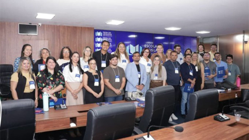 Imagem 1 - O curso inaugural “Noções Básicas de Licitações e Contratos”, abriu a Semana de Atualidades da Administração Pública. A formação reuniu servidores no plenário da Câmara e marcou o início de um projeto voltado à capacitação contínua e valorização dos servidores públicos. A programação segue com os cursos “Inteligência Artificial na Administração Pública”, ministrado por Breno Góis, e “Noções Básicas de Orçamento Público”, com Reinyxon Iglésias e Francisco de Farias. As inscrições são gratuitas e estão disponíveis no site da Escola do Legislativo. Imagem 1 - O curso inaugural “Noções Básicas de Licitações e Contratos”, abriu a Semana de Atualidades da Administração Pública. A formação reuniu servidores no plenário da Câmara e marcou o início de um projeto voltado à capacitação contínua e valorização dos servidores públicos. A programação segue com os cursos “Inteligência Artificial na Administração Pública”, ministrado por Breno Góis, e “Noções Básicas de Orçamento Público”, com Reinyxon Iglésias e Francisco de Farias. As inscrições são gratuitas e estão disponíveis no site da Escola do Legislativo.