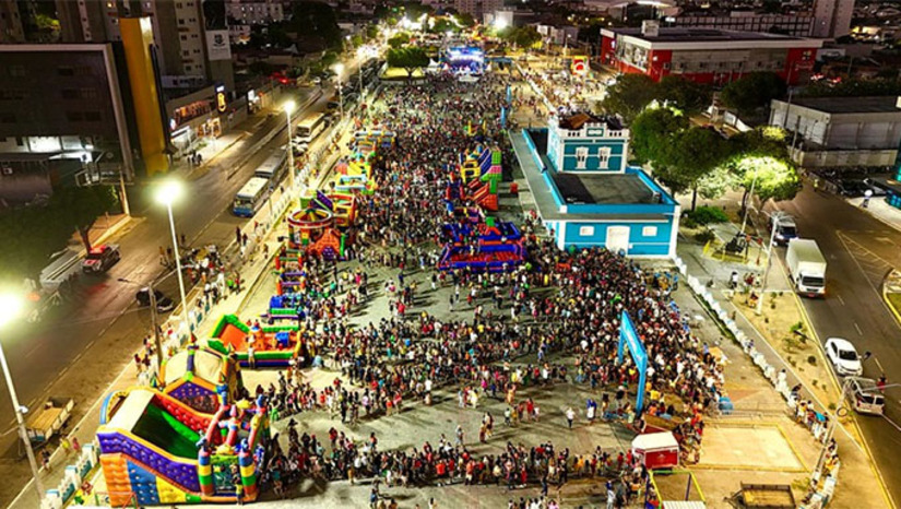 Imagem 1 - Segundo o diretor de Mobilidade Urbana, Luís Correia, os ônibus gratuitos sairão de todos os bairros já atendidos pelo sistema de transporte público, com destino à Estação das Artes. O desembarque dos passageiros será realizado na avenida Rio Branco, em frente à Estação das Artes, onde os ônibus permanecerão estacionados para o retorno aos bairros. Os ônibus sairão às 15h30 e 16h e retornarão às 21h. Imagem 1 - Segundo o diretor de Mobilidade Urbana, Luís Correia, os ônibus gratuitos sairão de todos os bairros já atendidos pelo sistema de transporte público, com destino à Estação das Artes. O desembarque dos passageiros será realizado na avenida Rio Branco, em frente à Estação das Artes, onde os ônibus permanecerão estacionados para o retorno aos bairros. Os ônibus sairão às 15h30 e 16h e retornarão às 21h.