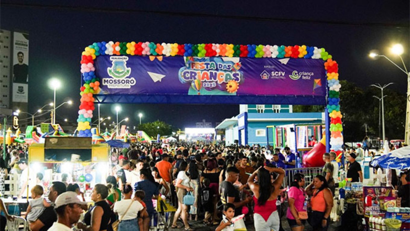 Imagem 1 - O evento gratuito reuniu centenas de famílias com uma ampla programação que incluiu 40 brinquedos, brincadeiras, apresentações culturais e distribuição de lanches. A Prefeitura disponibilizou transporte gratuito da zona urbana e rural, garantindo o acesso de todas as crianças à festa. A ação contou ainda com segurança reforçada, ponto de saúde e espaço de inclusão, destacando o compromisso do Município com a diversão e a acessibilidade. Imagem 1 - O evento gratuito reuniu centenas de famílias com uma ampla programação que incluiu 40 brinquedos, brincadeiras, apresentações culturais e distribuição de lanches. A Prefeitura disponibilizou transporte gratuito da zona urbana e rural, garantindo o acesso de todas as crianças à festa. A ação contou ainda com segurança reforçada, ponto de saúde e espaço de inclusão, destacando o compromisso do Município com a diversão e a acessibilidade.