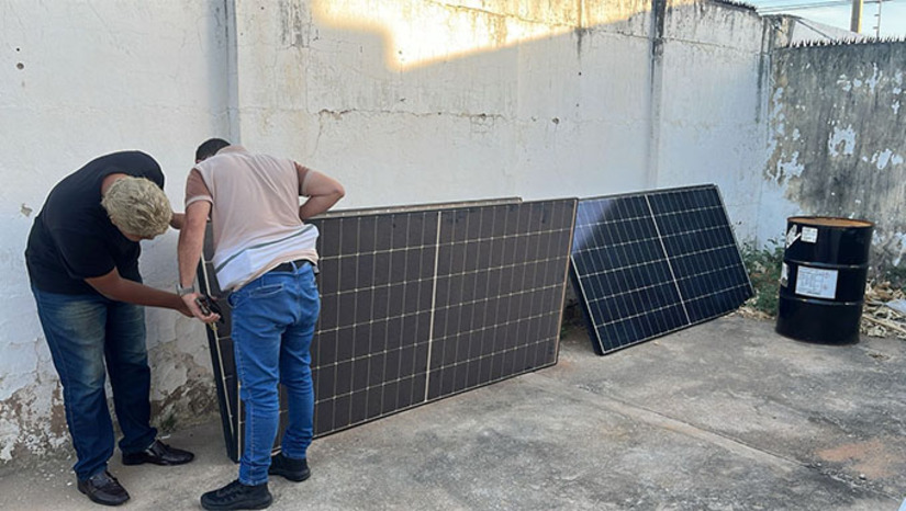 Imagem 1 - Durante as diligências, parte do material foi recuperada e receptadores identificados, entre eles empresários do setor de energia fotovoltaica que misturavam produtos furtados com equipamentos de origem lícita. O grupo atuava de forma organizada, com divisão de tarefas e estrutura para transporte e revenda, causando prejuízo superior a R$ 100 mil. Os suspeitos foram indiciados por furto qualificado e receptação. A Polícia Civil reforça a importância de verificar a procedência dos equipamentos e orienta que denúncias podem ser feitas anonimamente pelo Disque 181. Imagem 1 - Durante as diligências, parte do material foi recuperada e receptadores identificados, entre eles empresários do setor de energia fotovoltaica que misturavam produtos furtados com equipamentos de origem lícita. O grupo atuava de forma organizada, com divisão de tarefas e estrutura para transporte e revenda, causando prejuízo superior a R$ 100 mil. Os suspeitos foram indiciados por furto qualificado e receptação. A Polícia Civil reforça a importância de verificar a procedência dos equipamentos e orienta que denúncias podem ser feitas anonimamente pelo Disque 181.