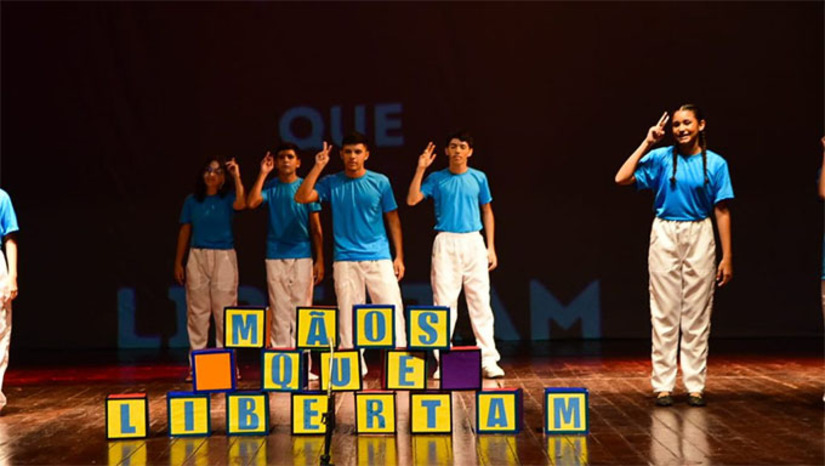 Imagem 1 - Nesta edição, 28 escolas de 13 municípios potiguares se apresentam no Festuern, trazendo uma variedade de expressões artísticas e suscitando a reflexão sobre temas atuais como inclusão, sustentabilidade, violência de gênero, dentre outros. Até a próxima sexta-feira, 29 espetáculos serão apresentados, envolvendo mais de 500 pessoas entre estudantes, professores e coordenadoras escolares, além de uma equipe de professores, técnicos e estudantes da Uern responsáveis pela organização. A cerimônia de premiação acontecerá na sexta-feira, 17, às 16h30. Imagem 1 - Nesta edição, 28 escolas de 13 municípios potiguares se apresentam no Festuern, trazendo uma variedade de expressões artísticas e suscitando a reflexão sobre temas atuais como inclusão, sustentabilidade, violência de gênero, dentre outros. Até a próxima sexta-feira, 29 espetáculos serão apresentados, envolvendo mais de 500 pessoas entre estudantes, professores e coordenadoras escolares, além de uma equipe de professores, técnicos e estudantes da Uern responsáveis pela organização. A cerimônia de premiação acontecerá na sexta-feira, 17, às 16h30.