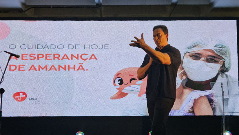 Imagem 1 - A Unidade de Oncologia Pediátrico foi inaugurada na tarde desta segunda-feira, 13, no bairro do Alecrim, em Natal, pelos diretores da Liga de Combate ao Câncer de Natal, o senador Styvensom Valentim e representantes do Ministério Público do Trabalho. A Unidade será referência no tratamento oncológico para todo o Rio Grande do Norte e estados vizinhos. O senador Styvenson, lembrou que destinou também R$ 36 milhões para fazer o hospital da oncologia em Currais Novos, outros R$ 12 milhões para o Hospital Varela Santiago e R$ 15 milhões para fazer o hospital infantil de Mossoró-RN, além de está destinando R$ 100 milhões para construir a sede do hospital da oncologia de Mossoró-RN. Imagem 1 - A Unidade de Oncologia Pediátrico foi inaugurada na tarde desta segunda-feira, 13, no bairro do Alecrim, em Natal, pelos diretores da Liga de Combate ao Câncer de Natal, o senador Styvensom Valentim e representantes do Ministério Público do Trabalho. A Unidade será referência no tratamento oncológico para todo o Rio Grande do Norte e estados vizinhos. O senador Styvenson, lembrou que destinou também R$ 36 milhões para fazer o hospital da oncologia em Currais Novos, outros R$ 12 milhões para o Hospital Varela Santiago e R$ 15 milhões para fazer o hospital infantil de Mossoró-RN, além de está destinando R$ 100 milhões para construir a sede do hospital da oncologia de Mossoró-RN.