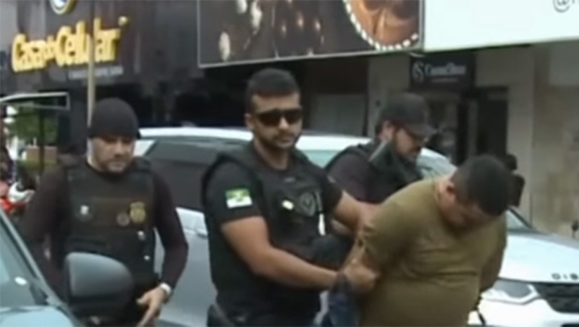 Imagem 1 - O grupo armado esteve na casa do pai de Raffael Luan e também da sogra, exibindo armas e lançando ameaças, exigindo R$ 80 mil e um carro. Nesta segunda-feira, 13, foram presos pela Policia Civil, em operação coordenada pelo delegado Paulo Torres, da DEFUR, de Mossoró. Foram presos uma mulher de 39 anos e dois homens, um de 27 e outro de 28 anos, pelos crimes de extorsão e associação criminosa. Os policiais não informaram os nomes dos presos, para não serem enquadrados na Lei de Abuso de Autoridade (Lei nº 13.869/2019). Imagem 1 - O grupo armado esteve na casa do pai de Raffael Luan e também da sogra, exibindo armas e lançando ameaças, exigindo R$ 80 mil e um carro. Nesta segunda-feira, 13, foram presos pela Policia Civil, em operação coordenada pelo delegado Paulo Torres, da DEFUR, de Mossoró. Foram presos uma mulher de 39 anos e dois homens, um de 27 e outro de 28 anos, pelos crimes de extorsão e associação criminosa. Os policiais não informaram os nomes dos presos, para não serem enquadrados na Lei de Abuso de Autoridade (Lei nº 13.869/2019).