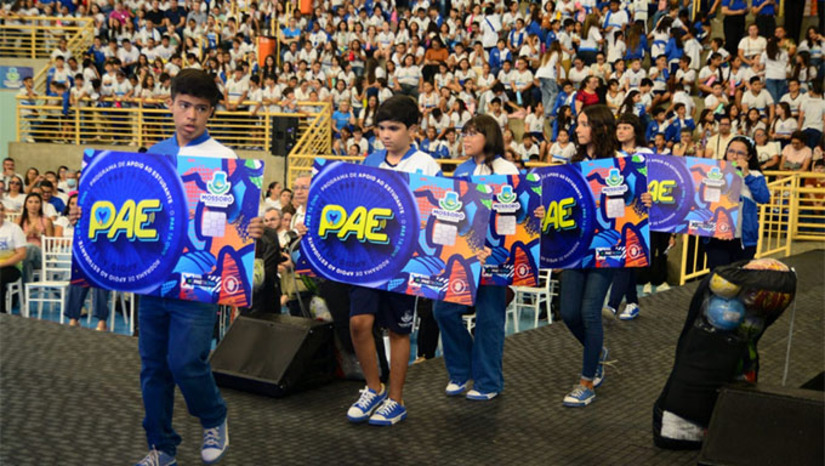 Imagem 1 -  O processo vai selecionar 5 mil alunos da Rede Municipal de Ensino, que receberão bolsa mensal de R$ 200, podendo chegar a R$ 300 nos meses de recesso e férias. O programa tem como objetivo estimular a permanência e o bom desempenho escolar de estudantes em situação de vulnerabilidade social. As inscrições seguem até 31 de outubro, de forma on-line, pelo site mossorocidadeeducacao.mossoro.rn.gov.br O estudante deve estar matriculado na rede municipal, residir em Mossoró e estar inscrito no CadÚnico. Do total de vagas, 5% são destinadas a Pessoas com Deficiência (PcD).