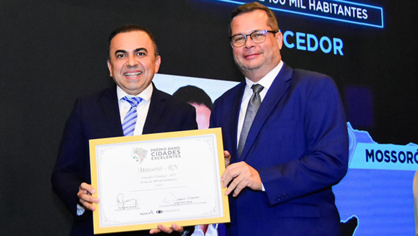 Imagem 1 - A solenidade de premiação aconteceu nesta terça-feira (14), na sede da FIERN em Natal. Esse é o quinto ano consecutivo que o Município recebe este prêmio. O prêmio foi recebido pelo vice-prefeito Marcos Medeiros, que representou o prefeito Allyson Bezerra na solenidade. “Dedicamos esse prêmio a todos os servidores de Mossoró que trabalham arduamente em todos as nossas unidades públicas”, pontuou Marcos Medeiros. Imagem 1 - A solenidade de premiação aconteceu nesta terça-feira (14), na sede da FIERN em Natal. Esse é o quinto ano consecutivo que o Município recebe este prêmio. O prêmio foi recebido pelo vice-prefeito Marcos Medeiros, que representou o prefeito Allyson Bezerra na solenidade. “Dedicamos esse prêmio a todos os servidores de Mossoró que trabalham arduamente em todos as nossas unidades públicas”, pontuou Marcos Medeiros.