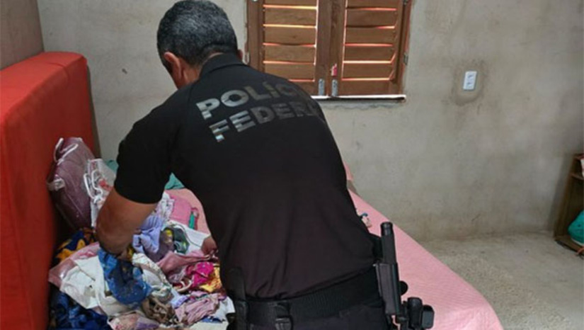 Imagem 1 - De acordo com a Polícia Federal, o principal suspeito se aproximava de mulheres em situação de vulnerabilidade para ter acesso às filhas pequenas; ao menos oito menores podem ter sido vítimas, cinco já identificadas. Foram cumpridos oito mandados de busca e apreensão e um de prisão preventiva nas cidades de Baraúna (RN), Alhandra (PB), Pitimbu (PB), Acaraú (CE) e Paracuru (CE). A PF reforça a importância de os pais acompanharem e orientarem os filhos sobre segurança no ambiente virtual. Imagem 1 - De acordo com a Polícia Federal, o principal suspeito se aproximava de mulheres em situação de vulnerabilidade para ter acesso às filhas pequenas; ao menos oito menores podem ter sido vítimas, cinco já identificadas. Foram cumpridos oito mandados de busca e apreensão e um de prisão preventiva nas cidades de Baraúna (RN), Alhandra (PB), Pitimbu (PB), Acaraú (CE) e Paracuru (CE). A PF reforça a importância de os pais acompanharem e orientarem os filhos sobre segurança no ambiente virtual.