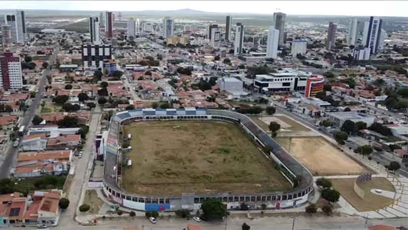 Imagem 1 - O Projeto é fazer uma concessão do terreno nobre de quase 40 mil metros quadrados onde atualmente se encontra o Nogueirão, no coração da Nova Betânia, para a iniciativa privada e está instituição privada construir uma arena esportiva moderna, para 15 mil torcedores, atendendo aos interesses dos clubes de Mossoró, nas competições local, estadual e, eventualmente, nacional, neste local. As regras vão está neste edital, que será publicado nesta sexta-feira, 17, no Jornal Oficial do Município de Mossoró. Imagem 1 - O Projeto é fazer uma concessão do terreno nobre de quase 40 mil metros quadrados onde atualmente se encontra o Nogueirão, no coração da Nova Betânia, para a iniciativa privada e está instituição privada construir uma arena esportiva moderna, para 15 mil torcedores, atendendo aos interesses dos clubes de Mossoró, nas competições local, estadual e, eventualmente, nacional, neste local. As regras vão está neste edital, que será publicado nesta sexta-feira, 17, no Jornal Oficial do Município de Mossoró.
