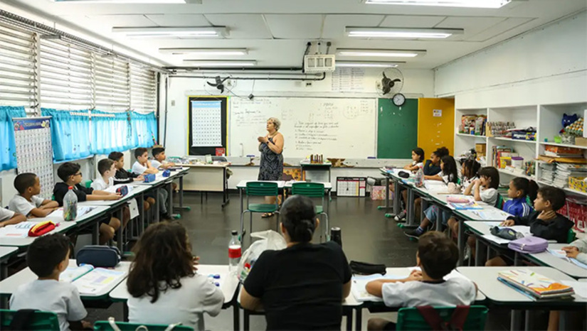 Imagem 1 -  O documento oficial tem validade de dez anos e é destinado a professores de todos os níveis e etapas da educação, das redes públicas e privadas. O sistema de solicitação será aberto a partir desta quinta-feira (16), por meio da página Mais Professores. Para ser elegível, é preciso que o professor tenha o Cadastro de Pessoa Física (CPF) regular junto à Receita Federal e esteja em exercício da atividade docente em instituição de ensino.