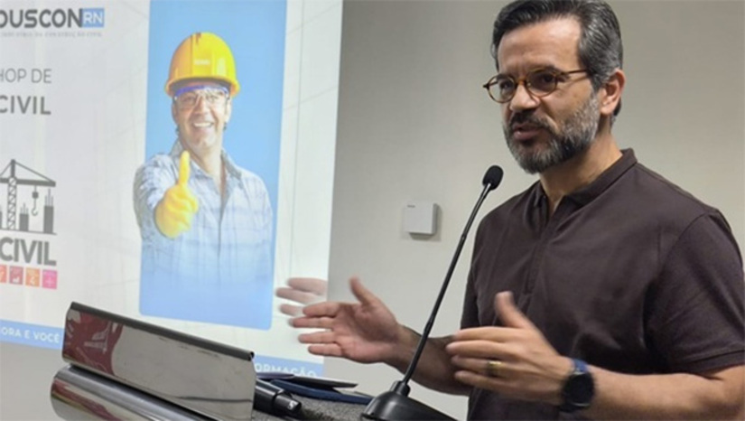 Imagem 1 -  O presidente do SINDUSCON-RN, Sérgio Azevedo, afirma que o evento integra as ações do sindicato para combater o problema de mão de obra. Ele identifica uma dificuldade em atrair novas gerações. “Nós percebemos que o filho do pedreiro não queria ser pedreiro, o filho do mestre não queria ser mestre.” Azevedo atribui este desinteresse à atração por carreiras digitais. O projeto visa contar histórias de sucesso, mostrar que a carreira na construção civil pode trazer um retorno a longo prazo superior ao das carreiras digitais, e capacitar os interessados.