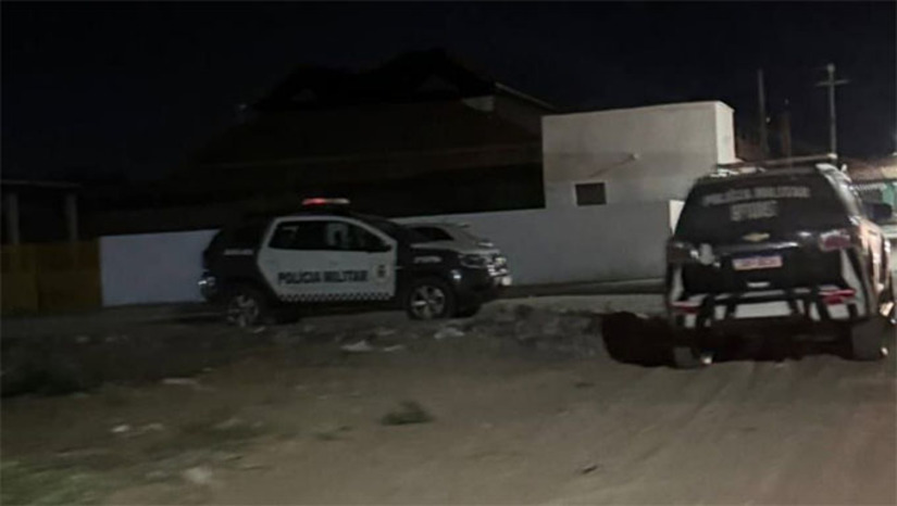 Imagem 1 -  O confronto aconteceu numa casa no conjunto Jardim de Alice, que fica na divisa entre os dois estados. Nesta região, entre um confronto declarado entre facções. Os suspeitos baleados chegaram a ser conduzidos pelos policiais para o Hospital de Tibau, mas não resistiram aos ferimentos. Os corpos estão sendo oficialmente identificados. O caso foi conduzido a Delegacia de Plantão de Mossoró-RN.