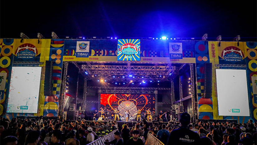 Imagem 1 -  O Festival Gastronômico e Cultural de Tibau 2025 superou as edições anteriores e se firmou como o maior evento da região Oeste. Durante os três dias, o público ultrapassou 20 mil pessoas, com destaque para o sábado, que reuniu 8.918 visitantes no show de Zezo. A programação contou com atrações musicais, culturais e gastronômicas, reunindo chefs, artesãos e artistas locais. A maioria do público veio de cidades vizinhas como Mossoró, Grossos, Icapuí e Areia Branca. O evento movimentou a economia e reforçou Tibau como importante destino turístico do RN.