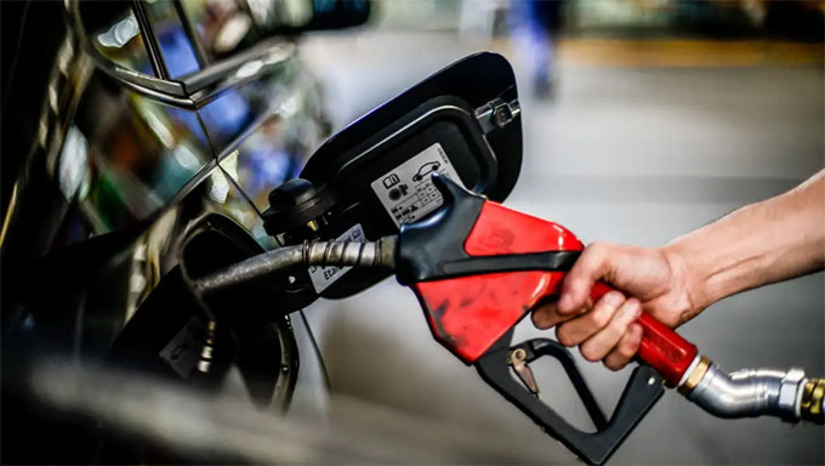 Imagem 1 -  Com a redução, o preço médio de venda da Petrobras para as distribuidoras passará a ser, em média, de R$ 2,71 por litro, uma redução de R$ 0,14 por litro. Essa é a segunda redução em 2025, totalizando R$ 0,31 por litro (10,3%) no ano. Desde dezembro de 2022, a gasolina acumula queda de R$ 0,36, equivalente a 22,4% considerando a inflação. O diesel mantém o preço estável no momento, mas já registra redução acumulada de 35,9% desde o fim de 2022.