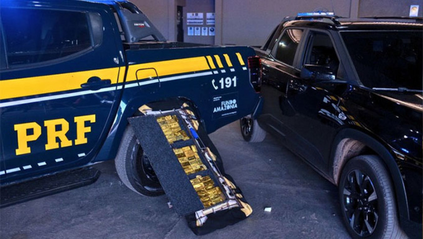 Imagem 1 - A PRF apreendeu 36 quilos de ouro em uma pick-up na BR-174, em Boa Vista (RR), avaliados em cerca de R$ 25 milhões. O motorista, residente no Pará, foi preso e encaminhado à Polícia Federal, que investigará a origem e o destino do ouro, possivelmente ligado ao garimpo ilegal. Nos últimos dois anos, apreensões na região somam 186 quilos de ouro, ultrapassando R$ 130 milhões. Imagem 1 - A PRF apreendeu 36 quilos de ouro em uma pick-up na BR-174, em Boa Vista (RR), avaliados em cerca de R$ 25 milhões. O motorista, residente no Pará, foi preso e encaminhado à Polícia Federal, que investigará a origem e o destino do ouro, possivelmente ligado ao garimpo ilegal. Nos últimos dois anos, apreensões na região somam 186 quilos de ouro, ultrapassando R$ 130 milhões.