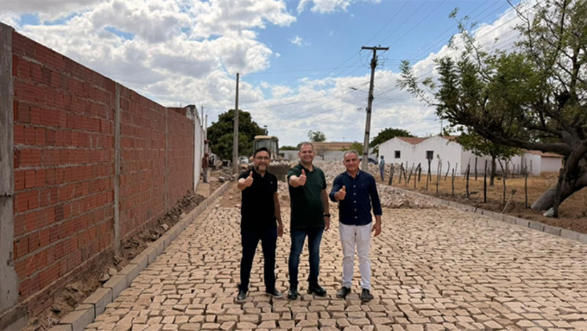 Imagem 1 -  O prefeito Luiz Sabino Neto explica que a pavimentação representa mais que um avanço na mobilidade urbana. É também um passo importante na valorização da comunidade.  “Essa é uma obra que traz dignidade, melhora a qualidade de vida das famílias e garante mais desenvolvimento para o Bico Torto. É o resultado de um trabalho conjunto, comprometido com o progresso de Apodi”, destacou o gestor.