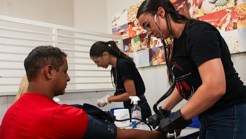 Imagem 1 - No evento, os moradores da região poderão atualizar o esquema vacinal, com o serviço de imunização. Haverá ainda sala de testagens com antropometria, bioimpedância e orientações nutricionais. Além disso, aplicação de fluor e orientações odontológicas. Na Sala Rosa, acontecerão exames preventivos e exames clínico das mamas. Já a do autocuidado contará com massagem e ventosas (fisioterapia). A programação da Saúde ainda contempla: palestra sobre primeiros socorros; palestra sobre a campanha "Outubro Rosa", aferição de sinais vitais; castramóvel com vacina antirrábica e palestra sobre maus-tratos. Imagem 1 - No evento, os moradores da região poderão atualizar o esquema vacinal, com o serviço de imunização. Haverá ainda sala de testagens com antropometria, bioimpedância e orientações nutricionais. Além disso, aplicação de fluor e orientações odontológicas. Na Sala Rosa, acontecerão exames preventivos e exames clínico das mamas. Já a do autocuidado contará com massagem e ventosas (fisioterapia). A programação da Saúde ainda contempla: palestra sobre primeiros socorros; palestra sobre a campanha "Outubro Rosa", aferição de sinais vitais; castramóvel com vacina antirrábica e palestra sobre maus-tratos.
