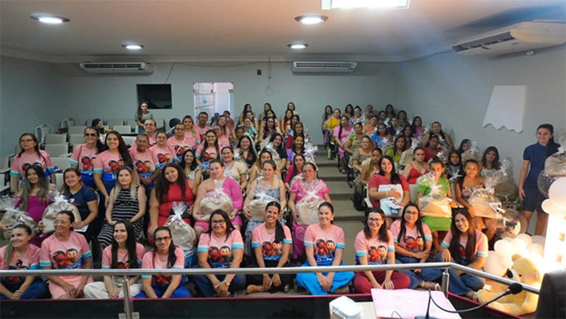 Imagem 1 - A Prefeitura de Upanema encerrou a Semana do Bebê 2025 com a entrega de kits para gestantes e palestras sobre cuidados na gestação. O evento, realizado na Câmara Municipal, também premiou pais participantes do curso online “Pai Presente: Cuidado e Compromisso”, reforçando a valorização da paternidade ativa. A solenidade contou com a presença do prefeito Renan, secretários municipais e vereadoras. A programação ocorreu de 12 a 17 de outubro. Imagem 1 - A Prefeitura de Upanema encerrou a Semana do Bebê 2025 com a entrega de kits para gestantes e palestras sobre cuidados na gestação. O evento, realizado na Câmara Municipal, também premiou pais participantes do curso online “Pai Presente: Cuidado e Compromisso”, reforçando a valorização da paternidade ativa. A solenidade contou com a presença do prefeito Renan, secretários municipais e vereadoras. A programação ocorreu de 12 a 17 de outubro.