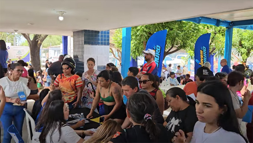 Imagem 1 - A iniciativa atraiu grande participação dos moradores, que aprovaram a presença do Legislativo no bairro. “Foi uma ação muito importante para nós. Nem sempre temos acesso facilitado a esses serviços, e hoje conseguimos resolver várias coisas perto de casa”, afirmou Maria de Fátima, moradora do Santo Antônio. O presidente da Câmara, vereador Genilson Alves (União Brasil), destacou que o objetivo do programa é aproximar o Poder Legislativo da população. Imagem 1 - A iniciativa atraiu grande participação dos moradores, que aprovaram a presença do Legislativo no bairro. “Foi uma ação muito importante para nós. Nem sempre temos acesso facilitado a esses serviços, e hoje conseguimos resolver várias coisas perto de casa”, afirmou Maria de Fátima, moradora do Santo Antônio. O presidente da Câmara, vereador Genilson Alves (União Brasil), destacou que o objetivo do programa é aproximar o Poder Legislativo da população.