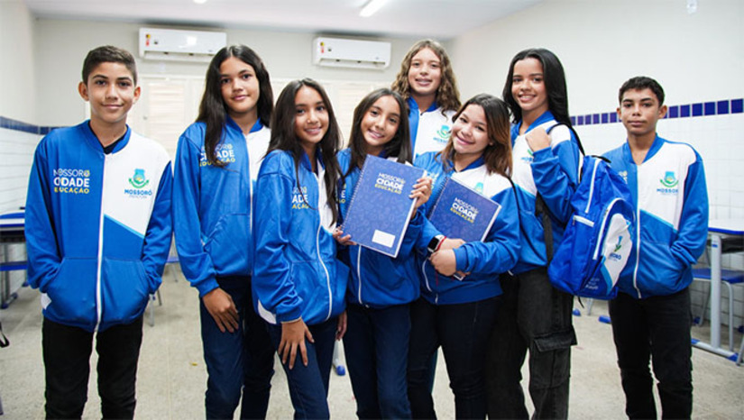 Imagem 1 - A seleção envolveu alunos do 7º, 8º e 9º ano e professores da rede municipal, com provas aplicadas em cinco escolas. Foram disponibilizadas 300 vagas para o curso de inglês, etapa inicial do projeto. Criado em setembro, o programa faz parte do “Mossoró Cidade Educação” e tem como objetivo ampliar o aprendizado de língua estrangeira e proporcionar, pela primeira vez, uma experiência internacional a estudantes da rede pública. Imagem 1 - A seleção envolveu alunos do 7º, 8º e 9º ano e professores da rede municipal, com provas aplicadas em cinco escolas. Foram disponibilizadas 300 vagas para o curso de inglês, etapa inicial do projeto. Criado em setembro, o programa faz parte do “Mossoró Cidade Educação” e tem como objetivo ampliar o aprendizado de língua estrangeira e proporcionar, pela primeira vez, uma experiência internacional a estudantes da rede pública.