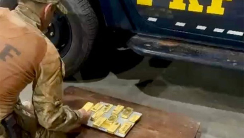 Imagem 1 - A PRF apreendeu 10,2 kg de ouro, avaliados em mais de R$ 7 milhões, na noite de quarta-feira (22), em Boa Vista (RR). O material, escondido em um carro, seria proveniente de garimpo ilegal em áreas protegidas e terras indígenas. O motorista foi preso e encaminhado à Polícia Federal. Com essa apreensão, a PRF já soma mais de 200 kg de ouro confiscados em 2025, o equivalente a R$ 140 milhões. A operação faz parte do Plano Amazônia: Segurança e Soberania (AMAS), do Governo Federal, que intensifica o combate ao crime na região amazônica. Imagem 1 - A PRF apreendeu 10,2 kg de ouro, avaliados em mais de R$ 7 milhões, na noite de quarta-feira (22), em Boa Vista (RR). O material, escondido em um carro, seria proveniente de garimpo ilegal em áreas protegidas e terras indígenas. O motorista foi preso e encaminhado à Polícia Federal. Com essa apreensão, a PRF já soma mais de 200 kg de ouro confiscados em 2025, o equivalente a R$ 140 milhões. A operação faz parte do Plano Amazônia: Segurança e Soberania (AMAS), do Governo Federal, que intensifica o combate ao crime na região amazônica.