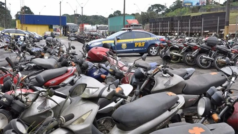 Imagem 1 - Serão postos à venda 508 veículos, distribuídos em 262 lotes conservados e 78 em lotes de sucata, podendo sofrer alterações quantitativas até o momento da realização do leilão. O edital do leilão foi publicado e está disponível no site do leiloeiro, pelo link www.mnleilao.com.br. Nele contém os detalhes dos veículos, os locais para a visitação, os lances iniciais, além de direitos e responsabilidades dos arrematantes. A maioria dos lotes estão com fotos disponíveis na mesma página. Imagem 1 - Serão postos à venda 508 veículos, distribuídos em 262 lotes conservados e 78 em lotes de sucata, podendo sofrer alterações quantitativas até o momento da realização do leilão. O edital do leilão foi publicado e está disponível no site do leiloeiro, pelo link www.mnleilao.com.br. Nele contém os detalhes dos veículos, os locais para a visitação, os lances iniciais, além de direitos e responsabilidades dos arrematantes. A maioria dos lotes estão com fotos disponíveis na mesma página.