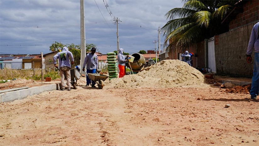 Imagem 1 - A obra vai contemplar uma área com 9 metros de largura e 60 metros de cumprimento com piso intertravado e meio fio de concreto, além das calçadas laterais. A gestão municipal está investindo quase R$ 80 mil em recursos próprios para garantir mobilidade e segurança em mais uma via de Upanema. Imagem 1 - A obra vai contemplar uma área com 9 metros de largura e 60 metros de cumprimento com piso intertravado e meio fio de concreto, além das calçadas laterais. A gestão municipal está investindo quase R$ 80 mil em recursos próprios para garantir mobilidade e segurança em mais uma via de Upanema.