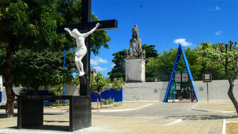 Imagem 1 -  A Prefeitura esclarece que somente será permitido a instalação das tendas e barracas para o “Dia de Finados” a partir das 18h do dia 28 de outubro de 2025, até as 23h59 do dia 1º de novembro, na Praça da Saudade, localizada no Centro e nas proximidades do Cemitério Novo Tempo, localizado no bairro Aeroporto. Já nas vias de trânsito, a instalação das tendas e barracas deve ocorrer entre as 6h do dia 1º de novembro de 2025 até as 23h59 do mesmo dia.  O desmonte e retirada das referidas tendas, barracas e trailers deve ocorrer trailers até as 16h do dia 3 de novembro de 2025