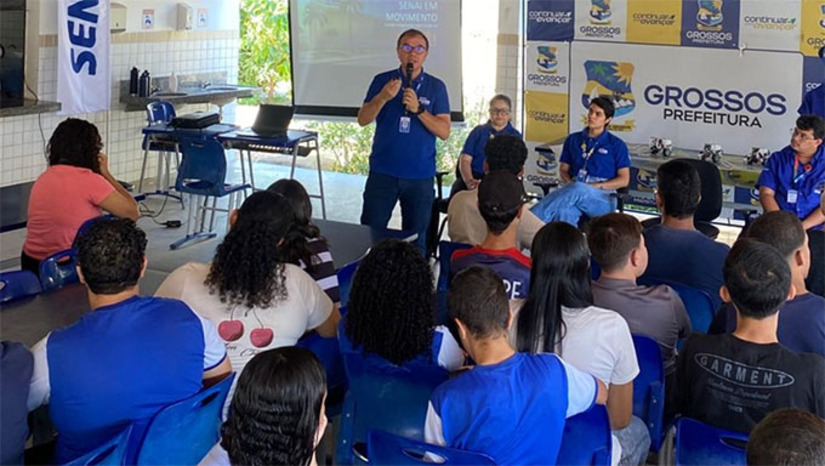 Imagem 1 -  Grossos se destaca como a primeira cidade a integrar o projeto “SENAI em Movimento”, que visa estabelecer uma conexão direta entre a educação técnica e as demandas do mercado de trabalho. A ação foi fruto de uma colaboração entre o SENAI e a Secretaria Municipais de Meio Desenvolvimento e Meio Ambiente. O projeto foi apresentado de forma dinâmica, detalhando os diversos setores de atuação dos cursos oferecidos pelo SENAI, sua relevância no cenário econômico e a distribuição de oportunidades no contexto local e regional. 