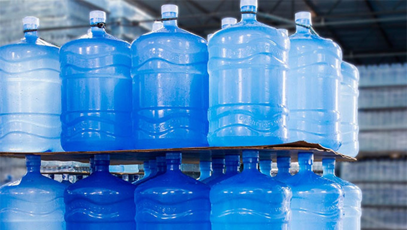 Imagem 1 -  Segundo o Sindicato das Indústrias de Cervejas, Refrigerantes, Águas Minerais e Bebidas (Sicramirn), o reajuste é motivado pelo aumento dos custos de produção e da inflação acumulada. Com isso, o valor ao consumidor deve variar entre R$ 9 e R$ 15, dependendo da região. O setor, que reúne 35 indústrias e comercializa cerca de 3,5 milhões de garrafões por mês, afirma que tentou adiar o aumento, mas que a medida é necessária para manter as operações.
