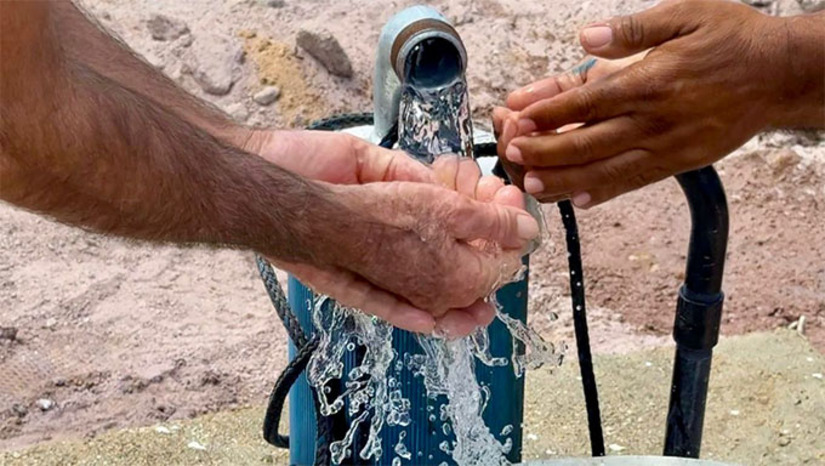 Imagem 1 -   A iniciativa representa um passo importante para garantir o abastecimento de água a diversas famílias da zona rural, atendendo a reivindicação dos moradores da região. Além do acesso à água, o novo sistema contará também com energia solar, o que trará mais economia, sustentabilidade e autonomia à comunidade de Timbaúba. Com a parceria entre a Prefeitura de Caraúbas e a Codevasf, o município segue avançando na busca por soluções permanentes para enfrentar os efeitos da seca e garantindo mais qualidade de vida para quem vive e produz no interior.