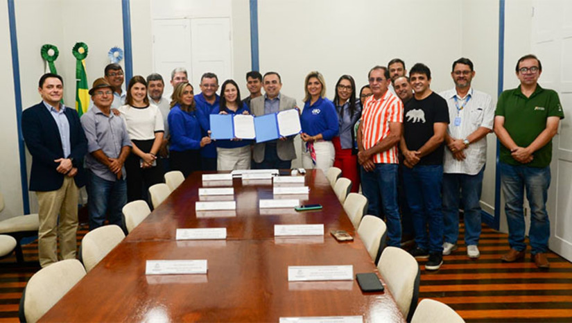 Imagem 1 -  Na manhã desta quarta-feira (29), a Prefeitura de Mossoró sancionou duas importantes leis para o setor agrícola: a atualização da Lei nº 4.237, que regulamenta o Serviço de Inspeção Municipal (SIM), e a Lei Complementar nº 229, que institui o Plano de Cargos, Carreira e Remuneração (PCCR) da Secretaria Municipal de Agricultura e Desenvolvimento Rural (Seadru). A atualização da legislação do SIM fortalece o trabalho de inspeção e orientação aos produtores de alimentos de origem animal e vegetal. O novo PCCR garante mais segurança e valorização aos servidores efetivos da Agricultura.