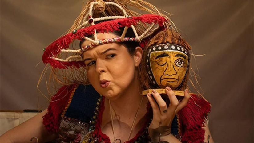 Imagem 1 - A Cia Bagana de Teatro apresenta nesta sexta-feira (31), em Mossoró, o espetáculo “Sim, (Sen)Hora!”, uma obra que revisita o papel da mulher no cangaço. A peça destaca a força e resistência feminina no sertão, conectando passado e presente para valorizar a mulher como agente transformador da história. O espetáculo faz parte das ações do Banco do Nordeste Cultural em Mossoró, reforçando o incentivo à arte e à valorização da cultura regional. A apresentação acontece às 19h, no Teatro de Quintal da Cia Pão Doce de Teatro, com entrada gratuita e classificação livre. Imagem 1 - A Cia Bagana de Teatro apresenta nesta sexta-feira (31), em Mossoró, o espetáculo “Sim, (Sen)Hora!”, uma obra que revisita o papel da mulher no cangaço. A peça destaca a força e resistência feminina no sertão, conectando passado e presente para valorizar a mulher como agente transformador da história. O espetáculo faz parte das ações do Banco do Nordeste Cultural em Mossoró, reforçando o incentivo à arte e à valorização da cultura regional. A apresentação acontece às 19h, no Teatro de Quintal da Cia Pão Doce de Teatro, com entrada gratuita e classificação livre.