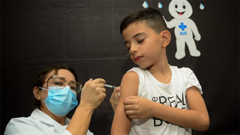 Imagem 1 - “O balanço da campanha é positivo. Os pais, mães e responsáveis compareceram às UBSs para imunizarem seus filhos. Hoje é o último dia da campanha, mas as vacinas continuarão a ser aplicadas nos postos de saúde”, disse o Coordenador de Imunizações do Município, Etevaldo Lima. Imagem 1 - “O balanço da campanha é positivo. Os pais, mães e responsáveis compareceram às UBSs para imunizarem seus filhos. Hoje é o último dia da campanha, mas as vacinas continuarão a ser aplicadas nos postos de saúde”, disse o Coordenador de Imunizações do Município, Etevaldo Lima.
